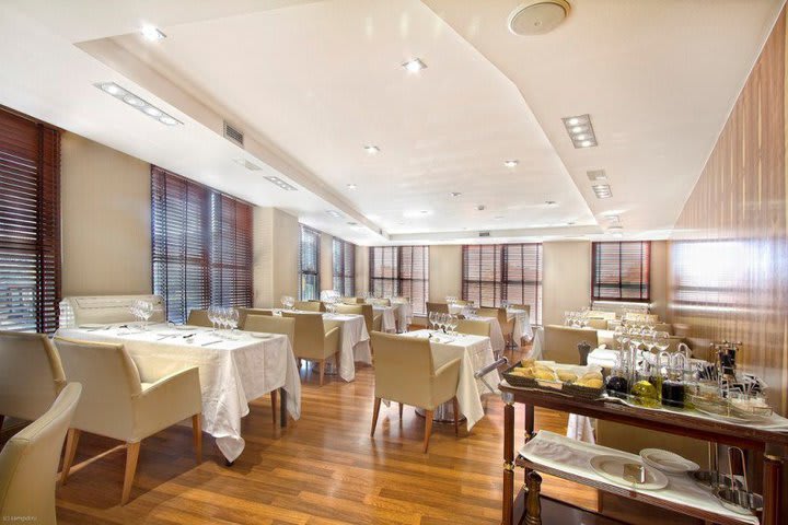 El restaurante en el Hotel Exe Puerta Castilla en Madrid tiene especialidad en cocina mediterránea