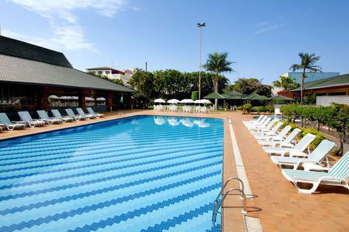 Swimming pool at the Golden Tulip Foz, hotel in Foz do Iguacu