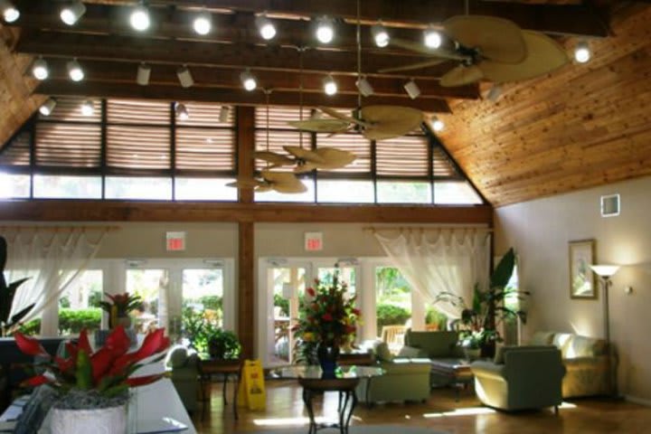 Lobby del Polynesian Isles Resort, hotel en Kissimmee