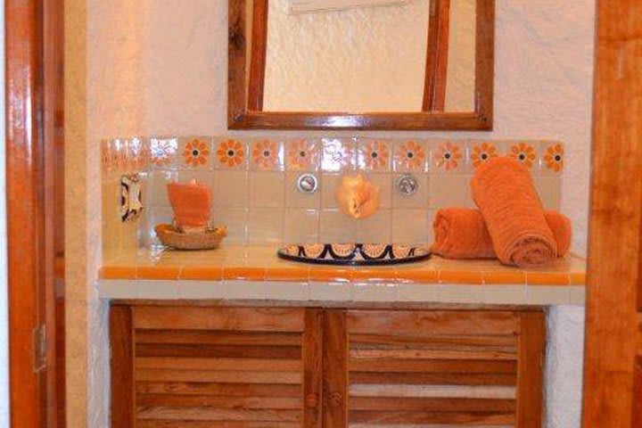 Baño y amenidades de una habitación en el hotel Casa Lupita