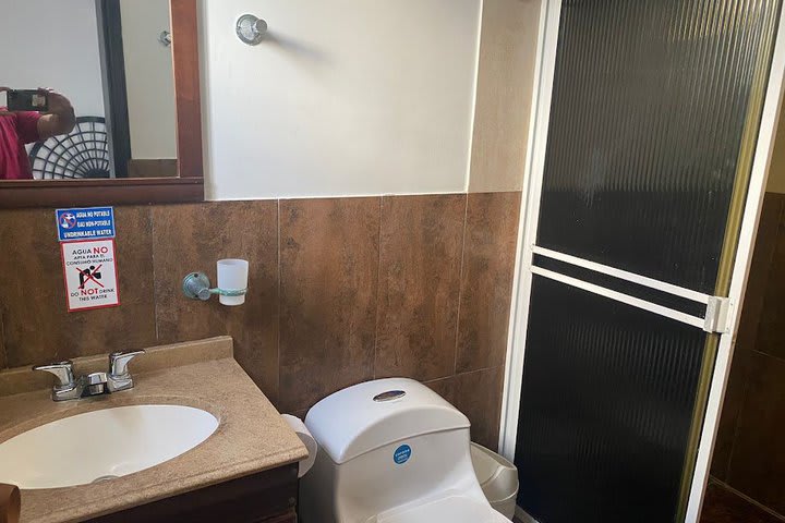 Baño de huéspedes