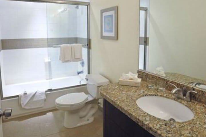 Baño de huéspedes del hotel Crystal Beach Suites en Miami Beach