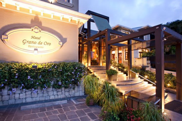 Entrada principal del Hotel Grano de Oro en San José, Costa Rica