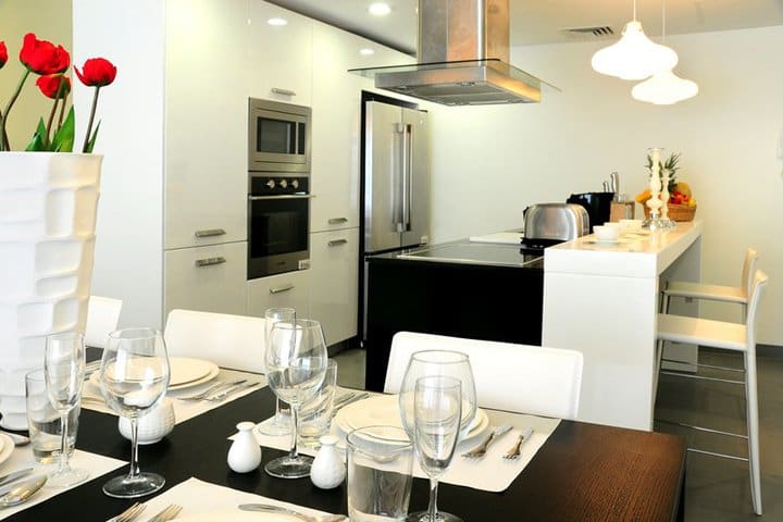 Las suites tienen mesa con sillas estilo comedor