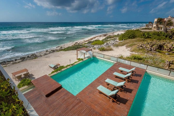 Piscina con vista al mar