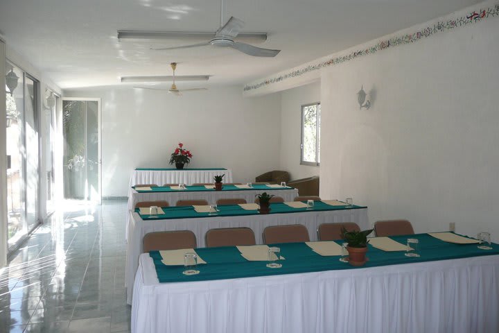 Hotel Bajo el Volcan offers a boardroom