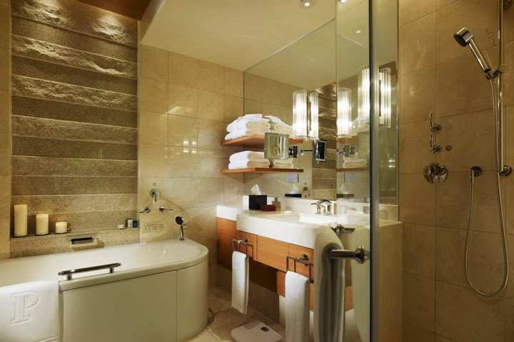 Baño de huéspedes en The Peninsula, hotel de lujo en Tokio