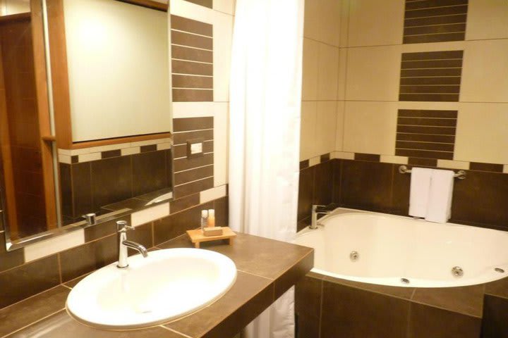 Algunas habitaciones poseen jacuzzi en el baño