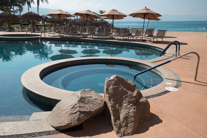 Jacuzzi en una piscina