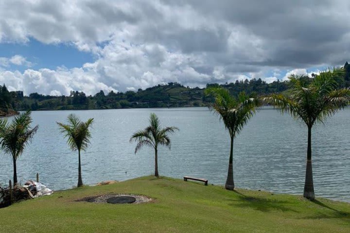 La vista es hacia el jardín y lago