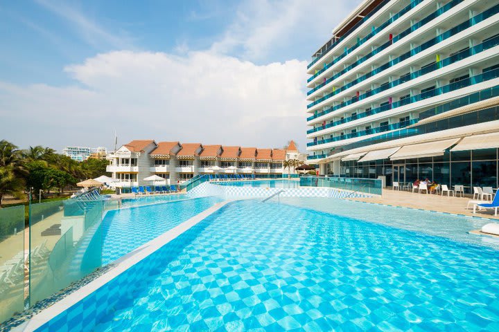 El área de las piscinas comprende dos jacuzzis y una piscina para niños