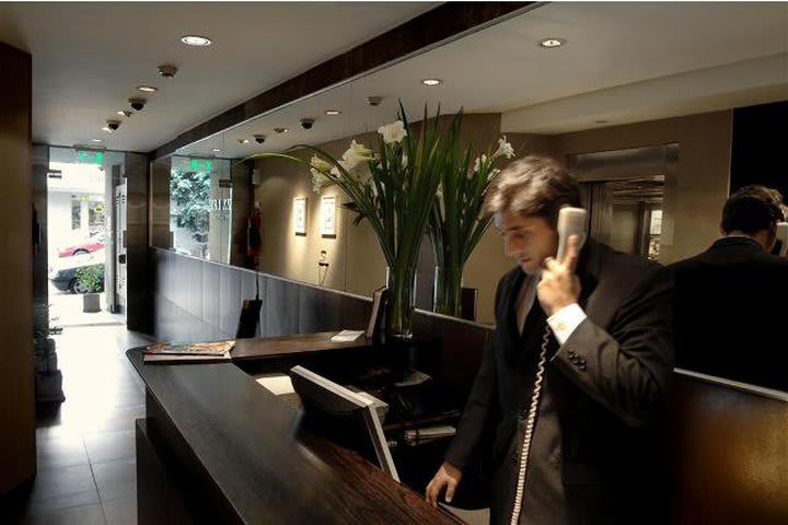 Recepción del hotel Dazzler Suites Juncal en Buenos Aires