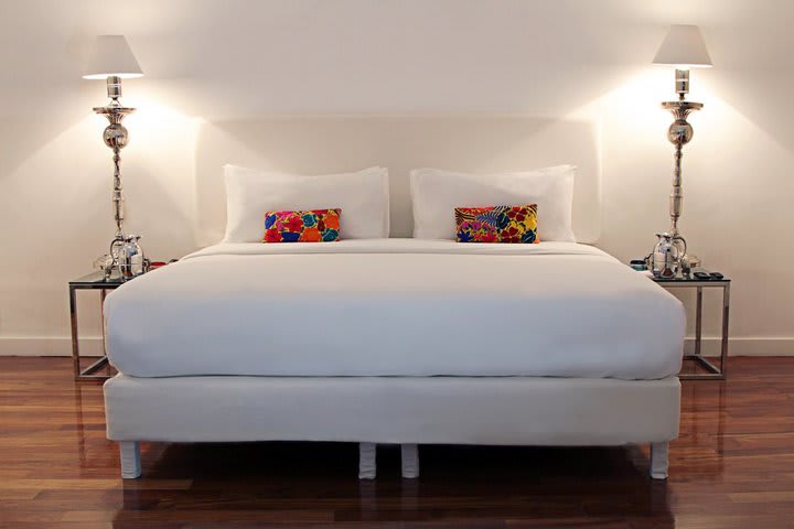 Bed and lamps at the Compañía junior suite