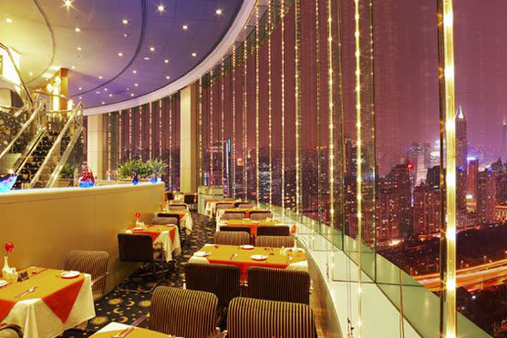 Restaurante con vista a la ciudad en el hotel Jin Jiang Tower