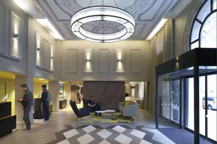 Lobby del Citadines Prestige Trafalgar en la ciudad de Londres