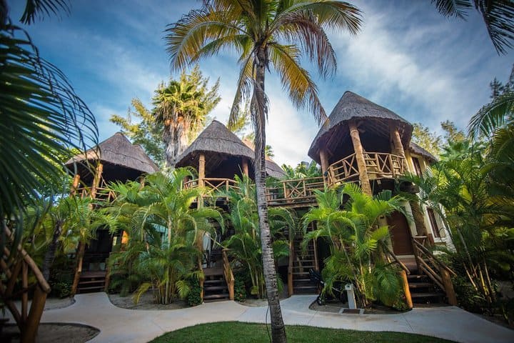 El hotel se compone de casitas y cabañas