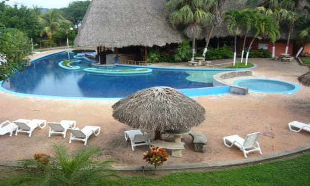 Las instalaciones del hotel Ecoplaya Beach Resort en Bahía Salinas incluyen dos jacuzzis
