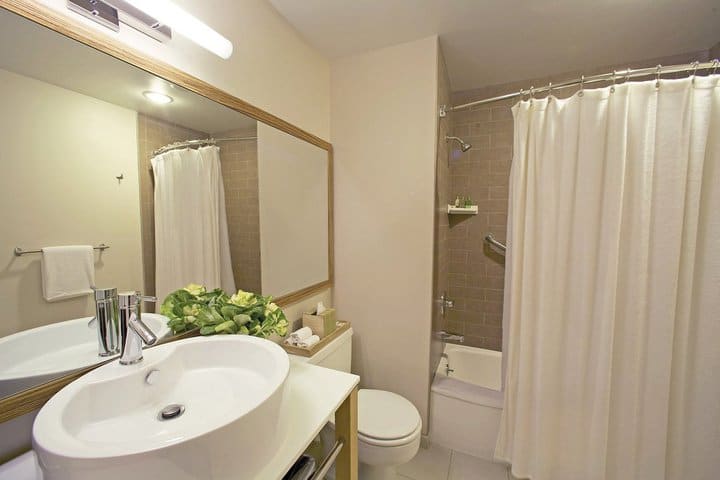 Baño privado de una habitación del COVA Hotel de San Francisco