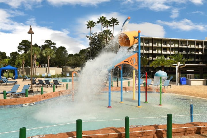 Los niños se divierten en la piscina