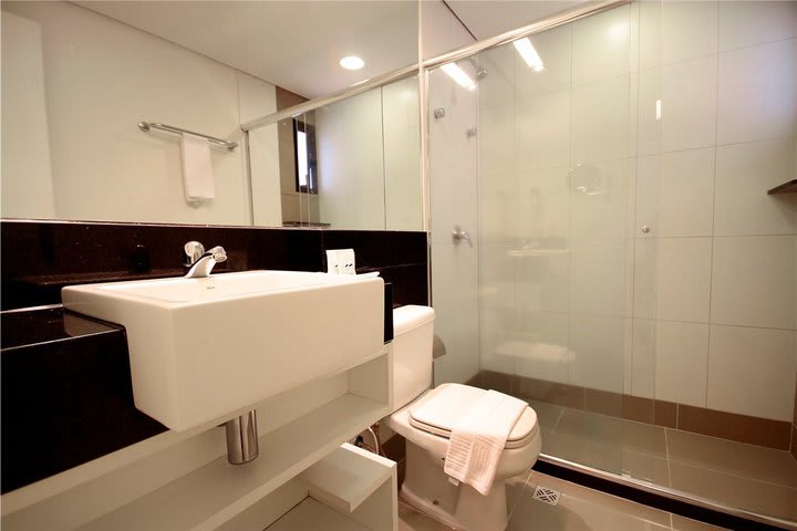 Baño de una habitación del hotel Adrianópolis Manaus