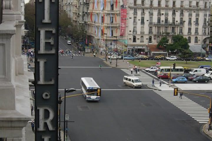 Hotel Ritz Buenos Aires se localiza en la Avenida de Mayo en el Centro Histórico