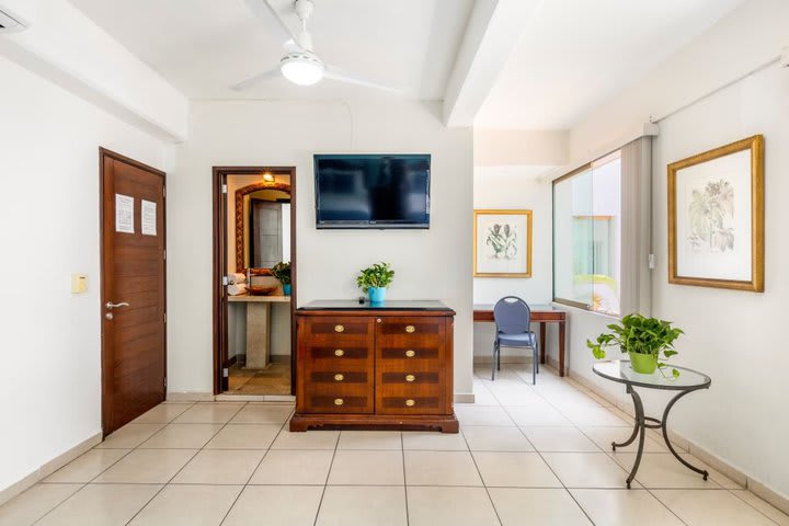 Amenities in a standard guest room