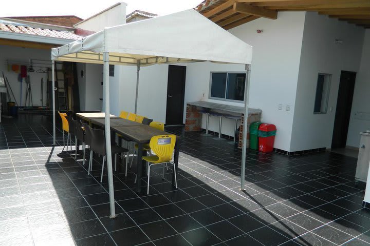 Terraza con mesa