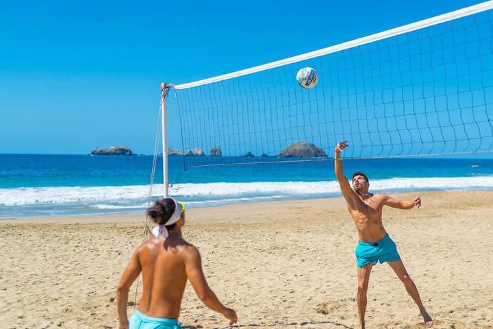 Jugando voleibol en la playa