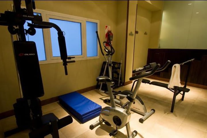 Gimnasio equipado del Gran Hotel Dorá en Buenos Aires