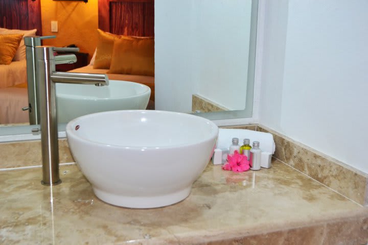 Baño de una habitación del Rinconada de Cortés, hotel en Cuernavaca