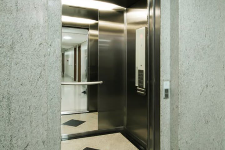 Brisa Tower Hotel offers an elevator