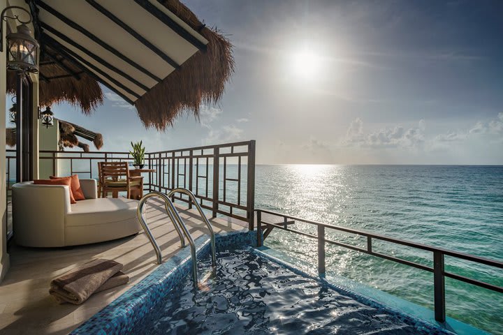 Terraza de una cabaña con vista al mar