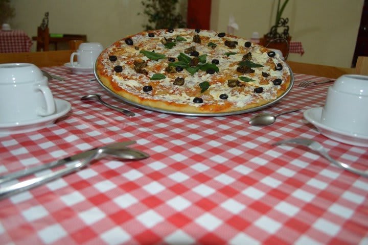 Se ofrecen pizzas en el restaurante del Hotel Azulejos en San Cristobal