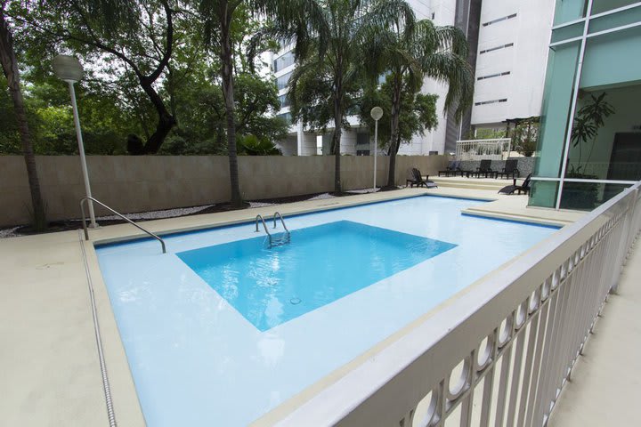 El área de la piscina cuenta con camas de playa plegables