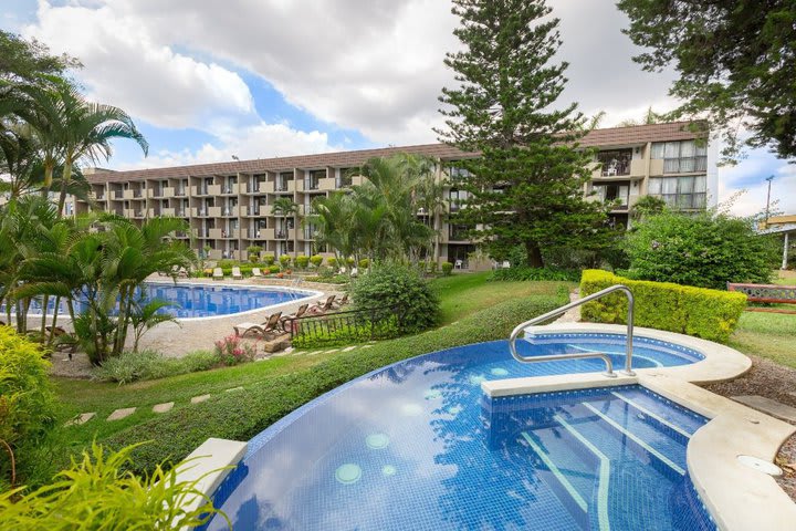 The resort has a pool and Jacuzzi