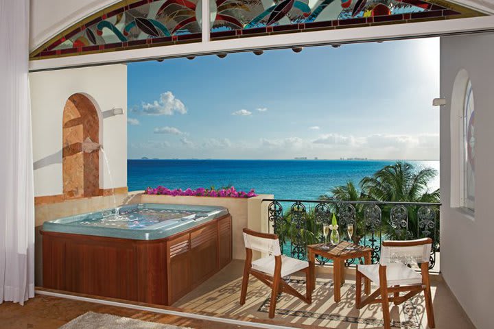 Jacuzzi de una junior suite superior con terraza frente al mar