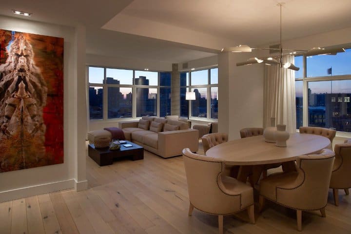 El penthouse del hotel The James New York tiene área de descanso y comedor