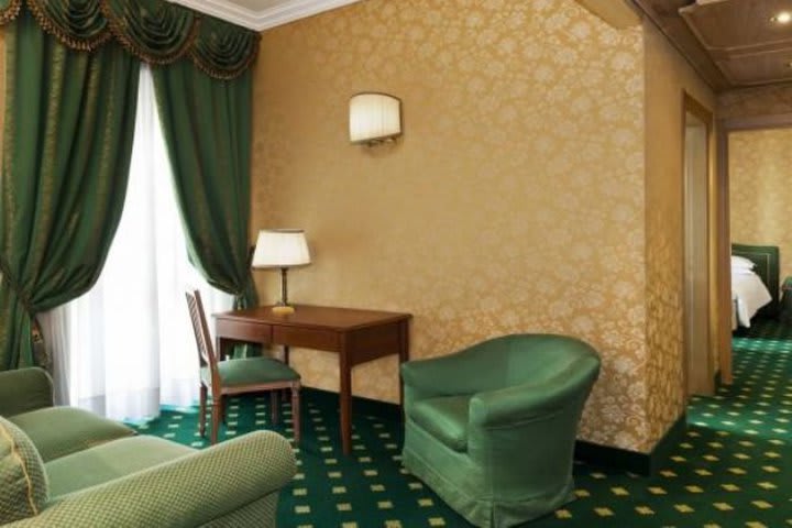 Sitting area in a junior suite at the Four Points, hotel in Milan