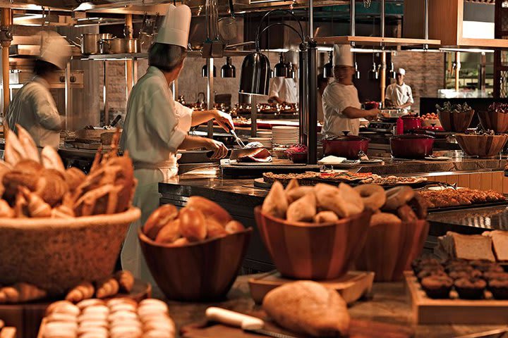 Restaurant specialized in Asian cuisine at the Pan Pacific Singapore hotel