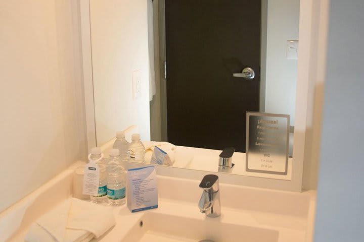 Private bath in a guest room at the City Express Junior FINSA hotel in Puebla