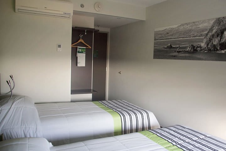 City Express Junior Puebla FINSA has guest rooms with air conditioning