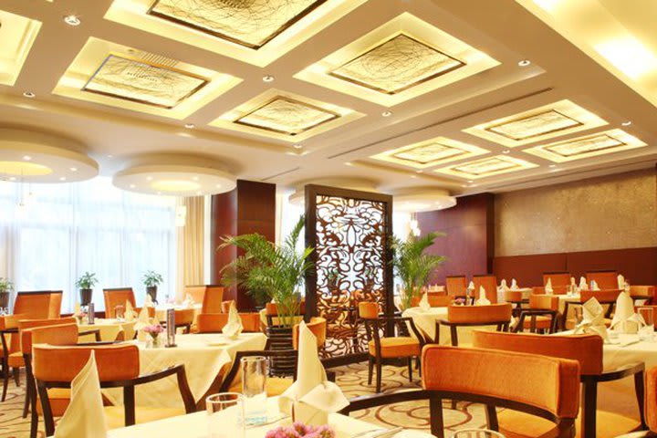 The restaurant at Howard Johnson Business Club serves Asian specialties, hotel in Shanghai