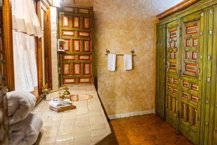 Baño de huéspedes