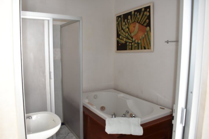 Baño con jacuzzi de la suite lunamielera