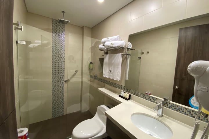 Baño de huéspedes