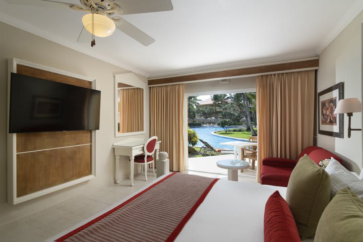 Deluxe swim out guest room