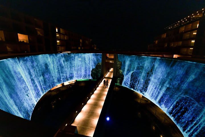 Immersive art wall