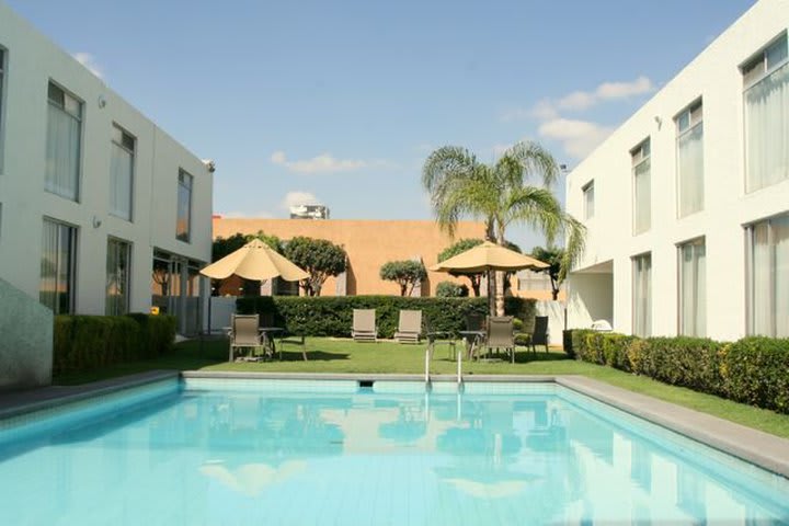 El hotel tiene una piscina exterior climatizada