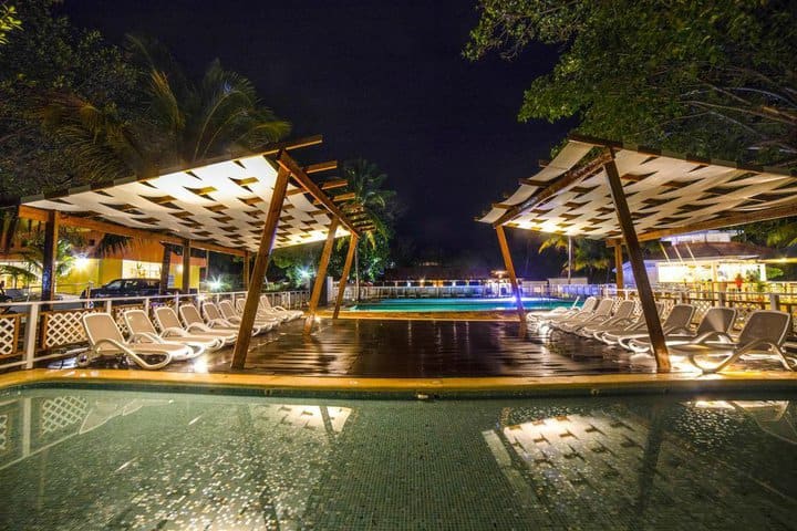 Vista nocturna de la piscina