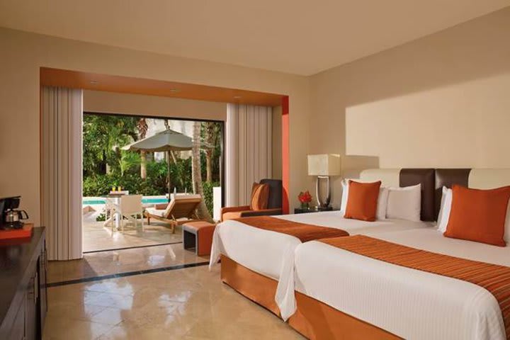 Deluxe double guest room with exit to the pool